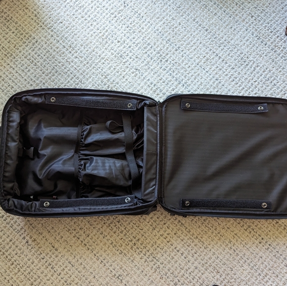 Tumi Alpha 2 Carry-On - Leather - Picture 3 of 5
